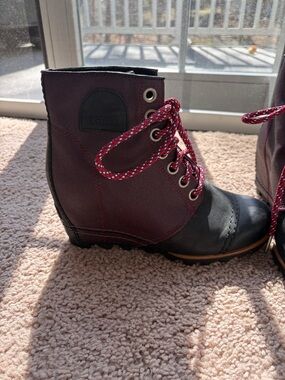 Sorel platform boots. Black and purple. Size 7.5